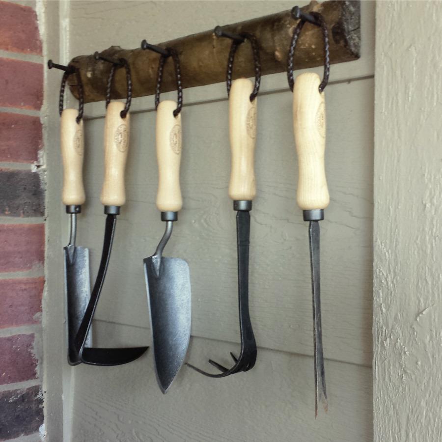 Tierra Garden DeWit Forged Hand Trowel, Garden Tool for Roots and Planting, Standard (31-3000) - Customer Photo 4