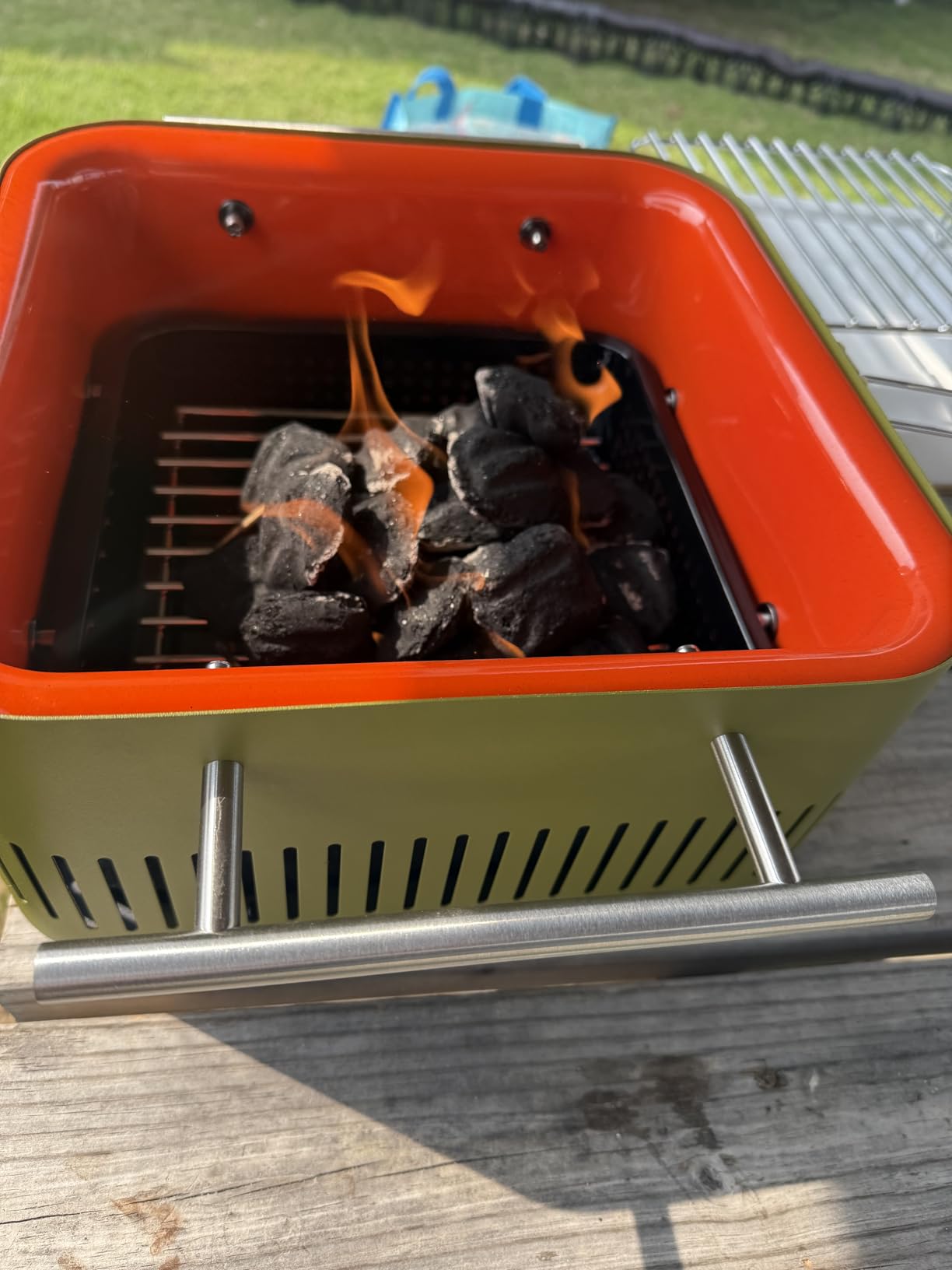 Everdure CUBE Portable Charcoal Grill, Tabletop BBQ, Perfect Tailgate, Beach, Patio, or Camping Grill, Lightweight & Compact Small Grill with Preparation Board & Food Storage Tray, Graphite - Customer Photo 2